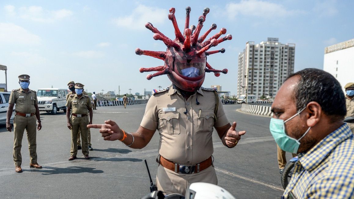 Policejní helma ve tvaru koronaviru: Indie zahájila informační kampaň